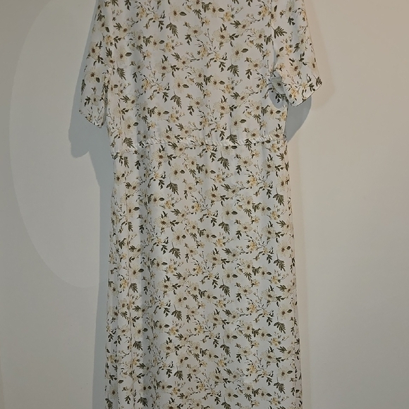 Liberty Love Flowing White and Green Floral Garment - Picture 6 of 7